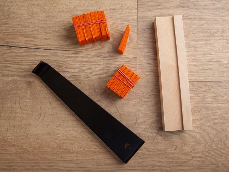 EGGER PROFESSZIONÁLIS LAM.PADLÓ LERAKÓ SZETT (1 ÜTŐFA+1 FESZÍTŐVAS+20 TÁVTARTÓ ÉK) 0